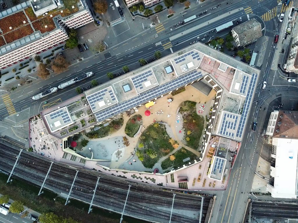 Drohnen-Foto: Wie eine Insel liegt das Areal Kalkbreite zwischen Bahngleisen, Strassen und Tramschienen