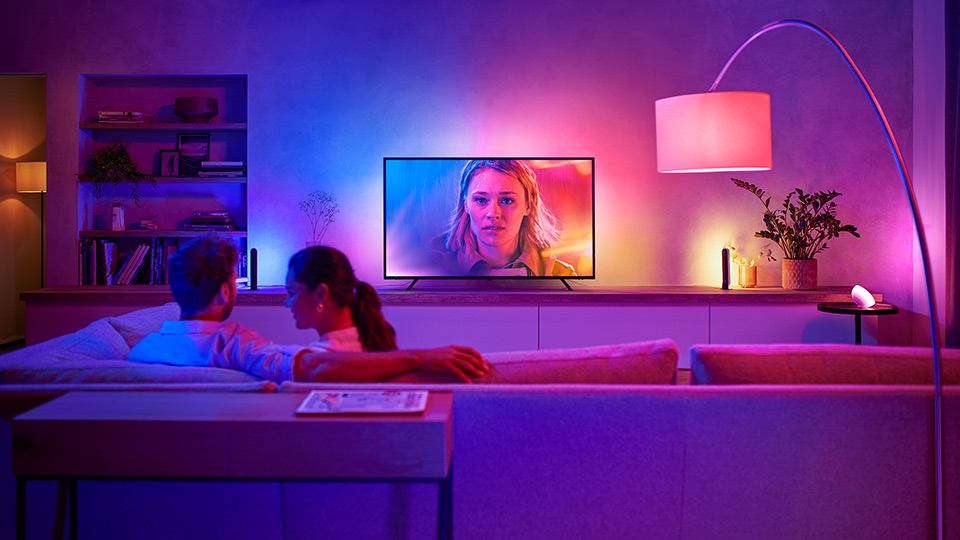 Das Licht rund um Sofa und TV-Möbel ist dem TV-Bild angepasst